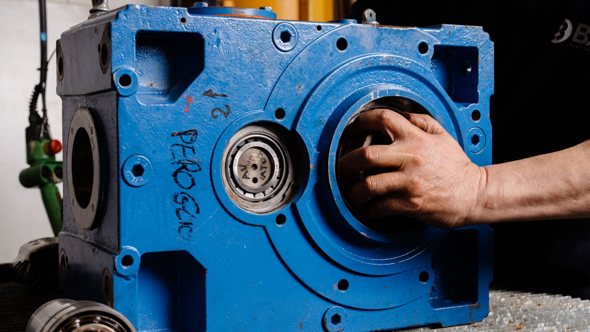 Riparazione motoriduttori sfondo